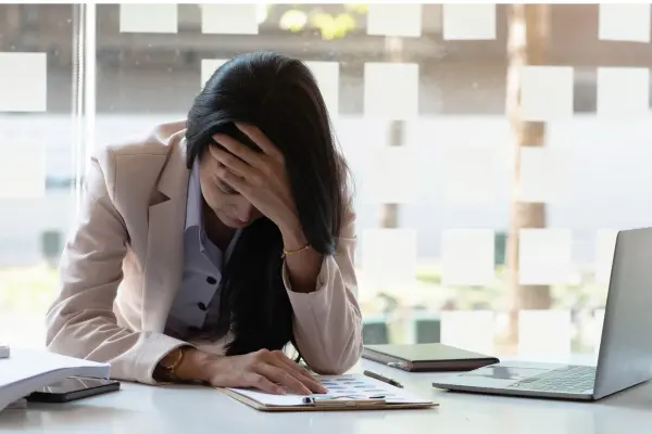 Capa do artigo detalhando as causas do Estresse Ocupacional e Burnout